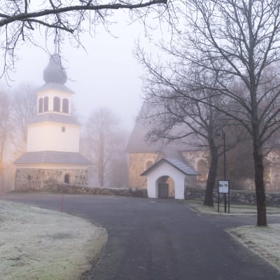 En vacker medeltida kyrka en dimmig vintermorgon.