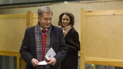 Sauli Niinistö och Jenni Haukio förhandsröstar i presidentvalet 2018.