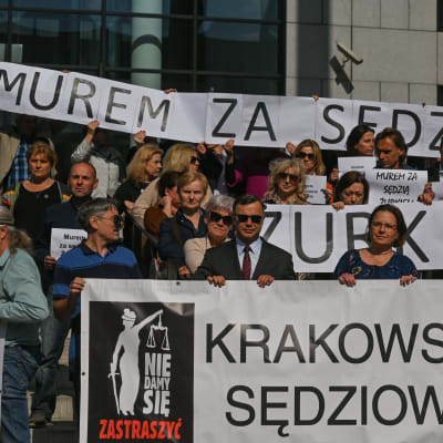 Puolalaiset tuomarit osoittivat tukijoineen mieltään maanantaina Krakovassa vetoomustuomioistuimen edessä, puolustaakseen hallituksen oikeuslaitokseen kohdistamia toimia vastustavaa tuomaria, Waldemar Żurekia.