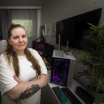 Miia Lyyra poseeraa pelihuoneessaan.