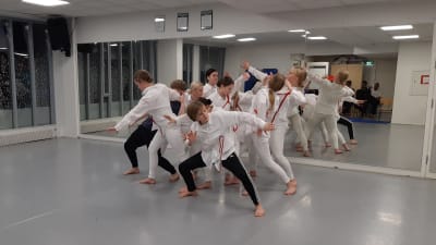 En grupp med flickor och pojkar som dansar i Hurja Piruetti.