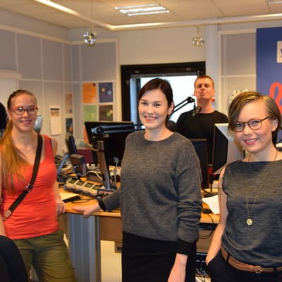 Anders Ahlbäck, Nana Blomqvist, Kira-Emmi Pohtokari, Joakim Rundt och Ylva Perera i studion under Yle Vegas metoo-kväll.