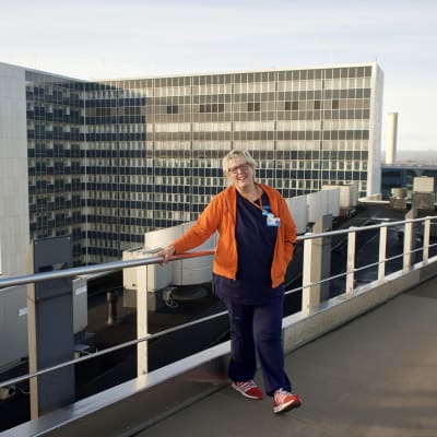 Sairaanhoitaja Riitta Majala seisoo HUSin sairaalan katolla. 
