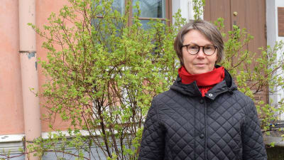 Minna Sarantola-Weiss, t.f. museidirektör för Helsingfors stadsmuseum utanför Villa Hagasund