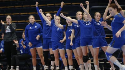 Finlands handbollsdamer jublar.