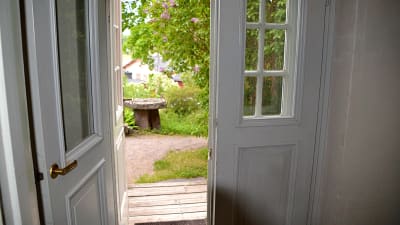Utgången till trädgården i Diktarhemmet i Borgå