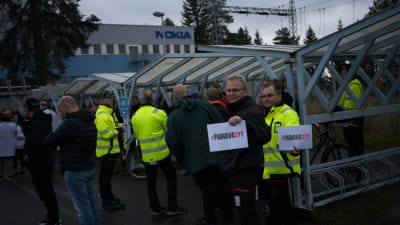 Arbetstagare protesterade utanför Nokias enhet i Uleåborg. 