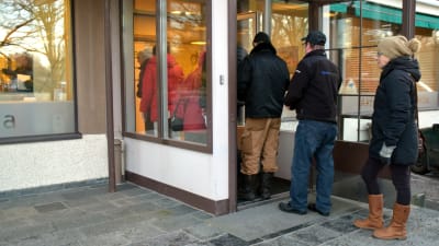 Ingåbor köar utanför Aktias bankkontor. 