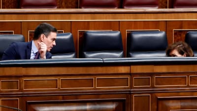 Spaniens premiärminister Pedro Sanchez i det nästan tomma spanska parlamentet