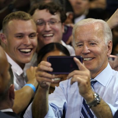 USA:s president Joe Biden tar selfie med sina anhängare under ett valmöte i Maryland den 25 augusti 2022.