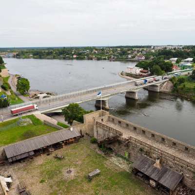 Narvajoki virtaa Viron ja Venäjän välissä ilmakuvassa.
