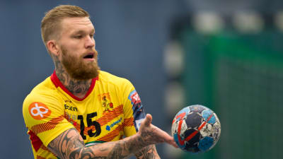 Cocks Teemu Tamminen trixar med bollen inför ligamatchen mot Dicken hösten 2018.