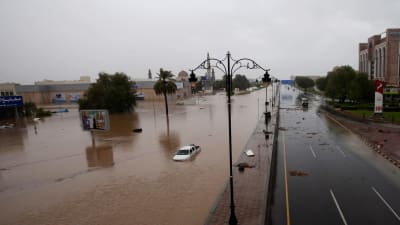 Översvämmade gator i Omans huvudstad Muskat efter cyklonen Shahins framfart.