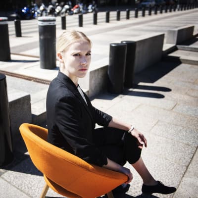 Ulkopoliittisen instituutin tutkija Tyyne Karjalainen istuu keltaisessa nojatuolissa kadulla.