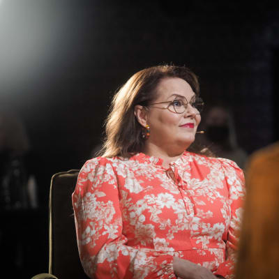 Nina Mikkonen istuu nojatuolissa Tampereen G Livelabissa.
