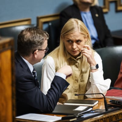 Orpo kuuntelee Valtosta.