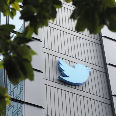 Twitterin logo näkyy pääkonttorin ulkoseinässä San Franciscossa.