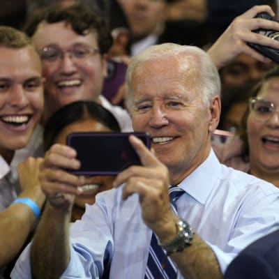 USA:s president Joe Biden tar selfie med sina anhängare under ett valmöte i Maryland den 25 augusti 2022.