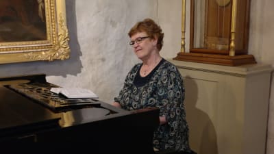 Ami Taulio vid flygeln