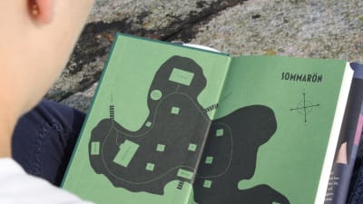 Eva Frantz debutroman Sommarön innehåller en massa hjälpmedel för en amatördeckare, bland annat kartor av den fiktiva ön.