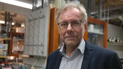 Åbo Akademis rektor Mikko Hupa i ett laboratorium vid ÅA