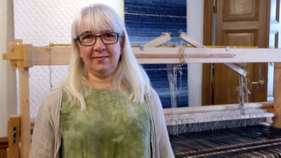 Katriina Siivonen i en vävsal