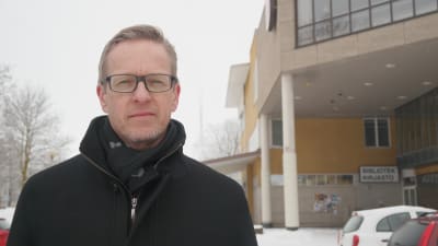 Pargas stadsdirektör Patrik Nygrén framför stadshuset i Pargas