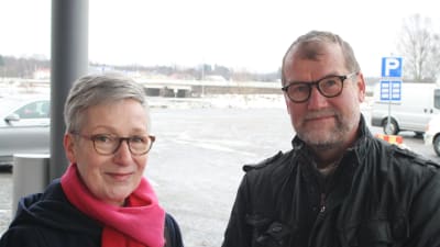 Kati Kytölä med en rosa halsduk runt halsen står bredvid sin make Tarmo Kytölä i Kristinestad.
