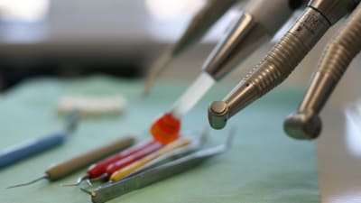 Tandläkarverktyg i ett mottagningsrum.