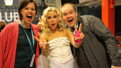 Eva Frantz och Johan Lindroos med Krista Siegfrids.