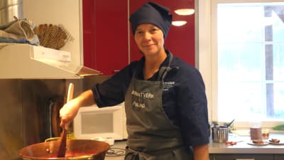 Mathantverkare Margot Wikström kokar sylt