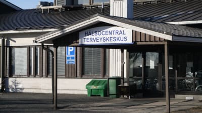 Huvudingången till Närpes hälsocentral.