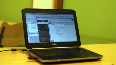 Gymnasieeleverna använder programmet Abitti för att räkna uppgifter på datorn.
