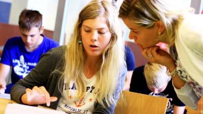Yle Nyhetsskolans mentor Ann-Charlotte Åkerholm hjälper åttondeklassaren Alexandra Brenner.