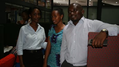 Melissa Jigabha, Sara William Nyello och Benedicto Luvanda arbetar på en nationell hjälptelefon för flickor och kvinnor.