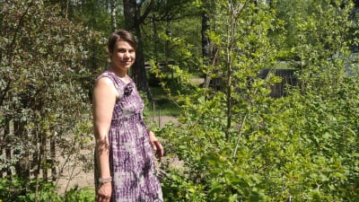 Konstnären Pia Holm i sin trädgård i Dragsfjärd
