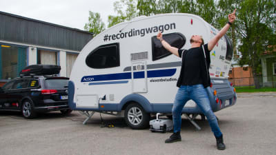 Dennis "Dejo" Andersson framför sin husvagnsstudio.