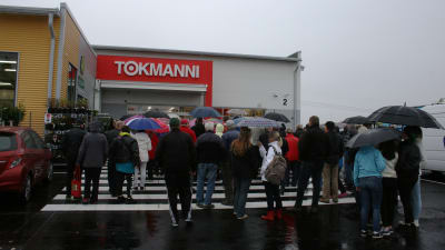 Människor köar utanför Tokmanni i Lovisa.