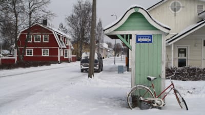 En cykel lutar sig mot en busshållplats i Kaskö.