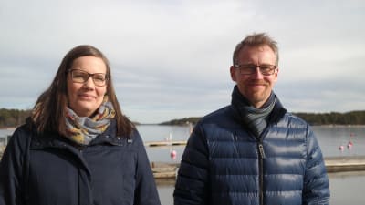 Marinbiologerna Anna Jansson och Christoffer Boström på en brygga i Korpoström