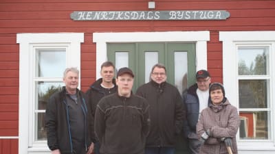 Henriksdalbor står utanför bystugan. från vänster Göran Andtfolk, Anders Wahlberg, Fredrik Andtfolk, Erik Tasanko, Charles Grnqvist, Anja Bobäck-Stenlund.