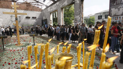 Anhöriga minns terrordramat i Beslan 2004 i den attackerade skolans ruiner.