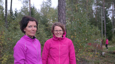 Annika Leandersson och Kia Nyström står i skogen