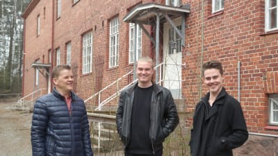 Peter Lindgren, Kalle Grönroos och Adrian Rantala utanför det stora rödtegelhuset Norrgårds i Pargas