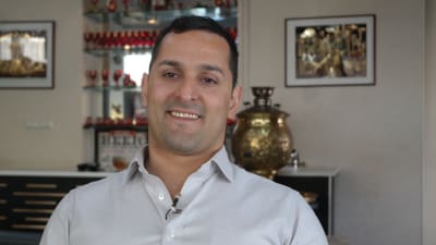 Mohammad Khajeheian sitter i en iransk restauranf