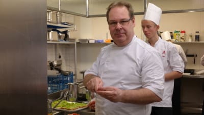 Köksmästare Anders Fagerlund med en elev i köket