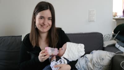 Elisabeth Glatz sitter i en soppa och matar sin baby
