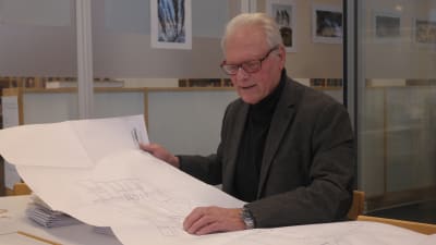 Stig Kavander sitter och tittar på en ritning