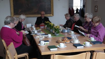 Kyrkoherde Harry Sanfrid Backström med Missionsföreningen i Pargas vid ett kaffebord