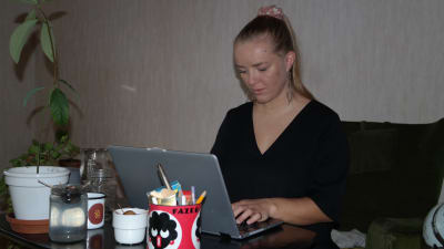 Julia Degerth sitter vid en dator och bloggar